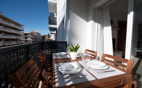 Sakura: Meubles, Table, Propriété, Bâtiment, Chaise, Bois, Ciel, Design Intérieur, Plante D'Appartement, Sol