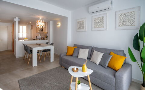Sakura: Table, Propriété, Meubles, Canapé, Cadre, Vert, Plante D'Appartement, Design Intérieur, Salon, Éclairage
