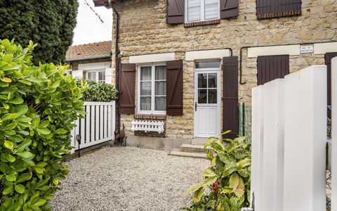 Les Étourneaux: Propriété, Bâtiment, Meubles, Confort, Bleu Azur, Design Intérieur, Fenêtre, Bois, Cadre De Lit, Oreiller