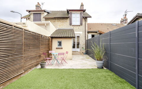 Les Étourneaux: Propriété, Bâtiment, Meubles, Confort, Bleu Azur, Design Intérieur, Fenêtre, Bois, Cadre De Lit, Oreiller