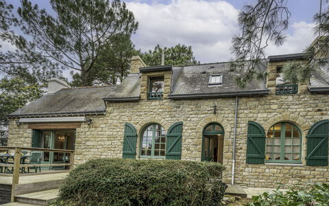Ty Arno: Propriété, Bâtiment, Meubles, Confort, Bleu Azur, Design Intérieur, Fenêtre, Bois, Cadre De Lit, Oreiller
