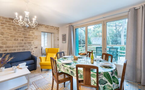 Ty Arno: Propriété, Bâtiment, Meubles, Confort, Bleu Azur, Design Intérieur, Fenêtre, Bois, Cadre De Lit, Oreiller