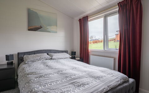 Loch Leven Lodge 25 East: Propriété, Bâtiment, Meubles, Confort, Bleu Azur, Design Intérieur, Fenêtre, Bois, Cadre De Lit, Oreiller