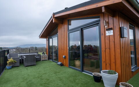 Loch Leven Lodge 25 East: Propriété, Bâtiment, Meubles, Confort, Bleu Azur, Design Intérieur, Fenêtre, Bois, Cadre De Lit, Oreiller