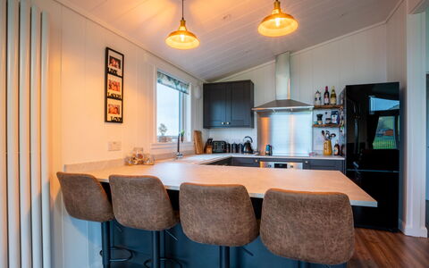 Loch Leven Lodge 25 East: Propriété, Bâtiment, Meubles, Confort, Bleu Azur, Design Intérieur, Fenêtre, Bois, Cadre De Lit, Oreiller