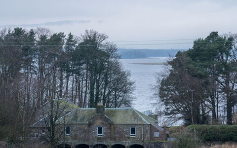 Loch Leven Lodge 25 East: Propriété, Bâtiment, Meubles, Confort, Bleu Azur, Design Intérieur, Fenêtre, Bois, Cadre De Lit, Oreiller