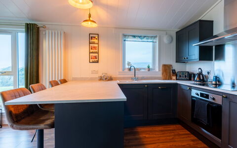 Loch Leven Lodge 25 East: Propriété, Bâtiment, Meubles, Confort, Bleu Azur, Design Intérieur, Fenêtre, Bois, Cadre De Lit, Oreiller