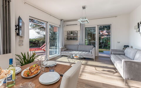 Villa Marzia Mare & Golf: Table, Meubles, Propriété, Canapé, Bois, Robinet, Design Intérieur, Évier, Comptoir, Sol