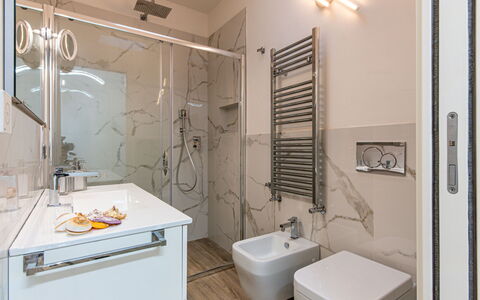 Villa Marzia Mare & Golf: Luminaire Plomberie, Robinet, Propriété, Évier, Salle De Bains, Armoire De Toilette, Violet, Lavabo, Design Intérieur