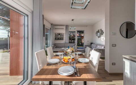 Villa Marzia Mare & Golf: Table, Meubles, Propriété, Chaise, Bois, Cadre, Design Intérieur, Salon, Sol