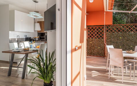 Villa Marzia Mare & Golf: Plante, Meubles, Table, Chaise, Bâtiment, Plante D'Appartement, Orange, Bois, Porte, Design Intérieur