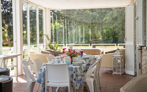 Villa Sole Martina Franca: Meubles, Chaise, Table, Design Intérieur, Table Cuisine Et Salle A Manger, Verre, Restaurant, Tableau De Plein Air, Mobilier De Jardin, Salle À Manger