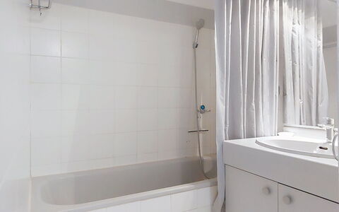 Terre Marine: Salle De Bains, Mur, Luminaire Plomberie, Sol, Design Intérieur, Baignoire, Sol, Plomberie, Douche, Pièce