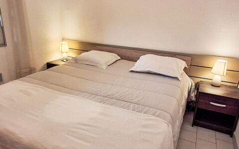 Terre Marine: Lit, Literie, Chambre, Drap De Lit, Meubles, Bois, Linge, Design Intérieur, Sol, Textile