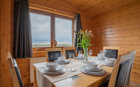Loch Leven Lodge 10: Ciel, Plante, Bâtiment, Jour, L'Eau, Bleu Azur, Arbre, Arecales, Plan D'Eau, Nuage