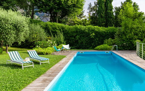 Villa Ulivo: L'Eau, Plante, Propriété, Piscine, Ciel, Bleu Azur, La Nature, Arbre, Nuage, Herbe