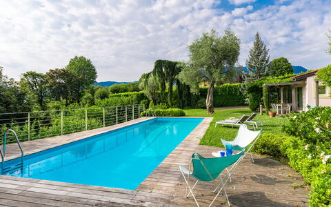 Villa Ulivo: L'Eau, Plante, Nuage, Ciel, Piscine, Bleu Azur, Arbre, Ombre, Mobilier De Jardin, Rectangle