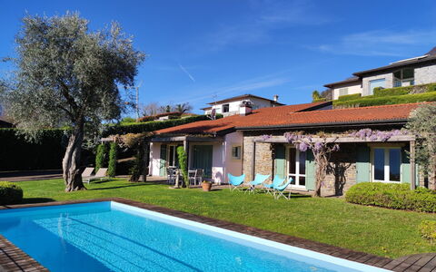 Villa Ulivo: Plante, L'Eau, Ciel, Propriété, Bâtiment, Fenêtre, Bleu Azur, Nuage, Piscine, Ombre