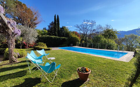 Villa Ulivo: Plante, Ciel, L'Eau, Bleu Azur, Arbre, Paysage Naturel, Piscine, Mobilier De Jardin, Végétation, Bâtiment