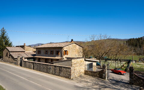 Greve in Chianti 615: Ciel, Plante, Bâtiment, Jour, L'Eau, Bleu Azur, Arbre, Arecales, Plan D'Eau, Nuage