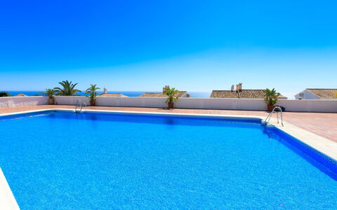 Pinsapos: L'Eau, Ciel, Plante, Propriété, Piscine, Bleu, Bleu Azur, Rectangle, Ombre, Architecture