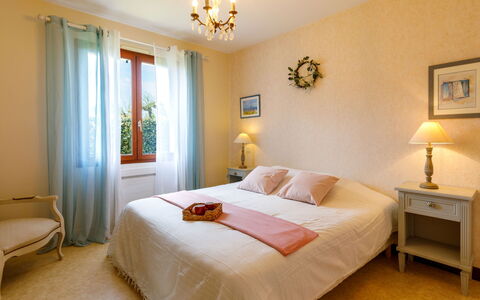 Le Predaire: Lit, Meubles, Chambre, Design Intérieur, Drap De Lit, Literie, Bois, Linge, Pièce, Sol