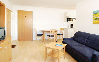 Appartment Hammerschmidt In1 100.1: Meubles, Table, Cabinetry, Canapé, Bois, Design Intérieur, Sol, Sol, Confort, Salon