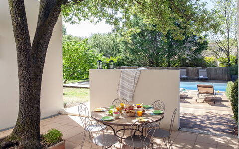Villa Isabelle: Plante, Table, Meubles, Chaise, Ombre, Arbre, Mobilier De Jardin, Design Intérieur, Bois, Ciel