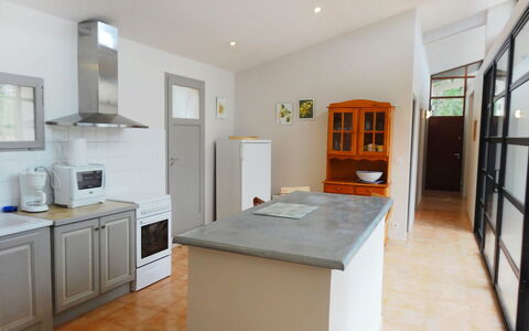 Villa Isabelle: Propriété, Pièce, Meubles, Bâtiment, Comptoir, Sol, Cuisine, Design Intérieur, Maison, Plafond
