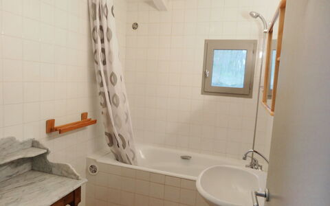 Villa Isabelle: Salle De Bains, Propriété, Pièce, Mur, Luminaire Plomberie, Tuile, Accessoire Salle De Bain, Baignoire, Sol, Immobilier