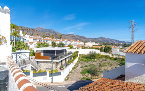 Perla del Mar: Ciel, Bâtiment, Jour, Propriété, Design Urbain, Arbre, Quartier, Zone Résidentielle, Montagne, Loisir
