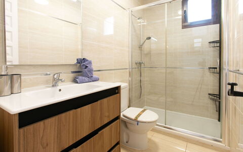 Perla del Mar: Sol, Luminaire Plomberie, Sol, Armoire De Toilette, Salle De Bains, Design Intérieur, Cabinetry, Évier, Miroir, Plomberie