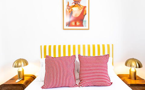 Perla del Mar: Jaune, Chambre, Orange, Literie, Lit, Drap De Lit, Throw Pillow, Linge, Oreiller, Cadre De Lit