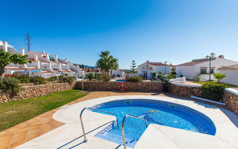 Perla del Mar: Bâtiment, Propriété, Ciel, Lumière, Bleu Azur, Piscine, Plante, Fenêtre, Ombre, Arbre
