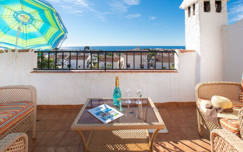 Perla del Mar: Bâtiment, Propriété, Ciel, Lumière, Bleu Azur, Piscine, Plante, Fenêtre, Ombre, Arbre