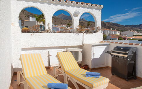 Perla del Mar: Bâtiment, Propriété, Ciel, Lumière, Bleu Azur, Piscine, Plante, Fenêtre, Ombre, Arbre