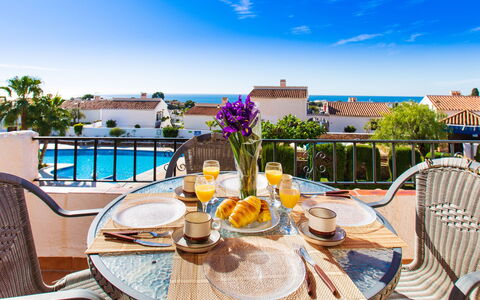 Perla del Mar: Ciel, L'Eau, Table, Meubles, Propriété, Vaisselle, Plante, Nuage, Bleu Azur, Chaise