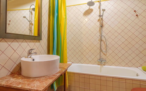 Can Xerret: Miroir, Luminaire Plomberie, Robinet, Propriété, Évier, Baignoire, Salle De Bains, Lavabo, Design Intérieur