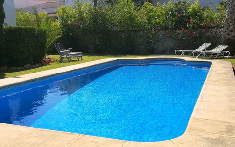 Toscamar: Bâtiment, Propriété, Ciel, Lumière, Bleu Azur, Piscine, Plante, Fenêtre, Ombre, Arbre