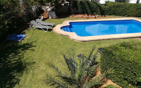 Toscamar: Bâtiment, Propriété, Ciel, Lumière, Bleu Azur, Piscine, Plante, Fenêtre, Ombre, Arbre