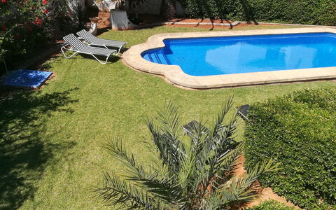 Toscamar: Bâtiment, Propriété, Ciel, Lumière, Bleu Azur, Piscine, Plante, Fenêtre, Ombre, Arbre