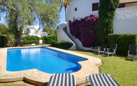 Toscamar: Bâtiment, Propriété, Ciel, Lumière, Bleu Azur, Piscine, Plante, Fenêtre, Ombre, Arbre