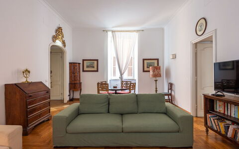 Virgilio: Bâtiment, Propriété, Ciel, Lumière, Bleu Azur, Piscine, Plante, Fenêtre, Ombre, Arbre