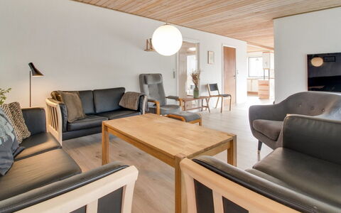 Solmaz - 3.5Km from the Sea: Meubles, Design Intérieur, Sol, Bois, Sol, Plafond, Parquet, Pièce, Salon, Table