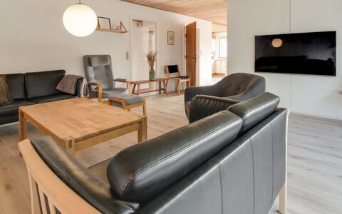 Solmaz - 3.5Km from the Sea: Meubles, Design Intérieur, Sol, Sol, Canapé, Mur, Bois, Salon, Plafond, Pièce