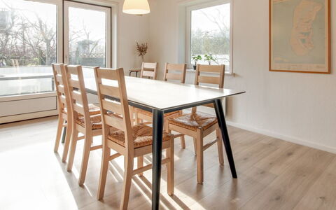 Solmaz - 3.5Km from the Sea: Meubles, Sol, Parquet, Sol, Bois, Design Intérieur, Table Cuisine Et Salle A Manger, Revêtement De Sol Stratifié, Table, Salle À Manger