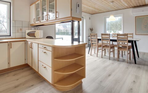 Solmaz - 3.5Km from the Sea: Sol, Design Intérieur, Meubles, Bois, Sol, Parquet, Cuisine, Comptoir, Plafond, Domicile