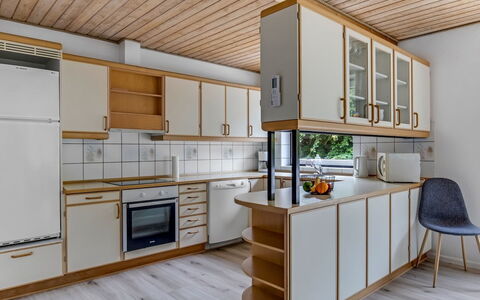 Solmaz - 3.5Km from the Sea: Sol, Cuisine, Design Intérieur, Bois, Comptoir, Sol, Plafond, Meubles, Cabinetry, Parquet
