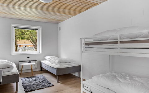 Solmaz - 3.5Km from the Sea: Bois, Chambre, Literie, Gelé, Cadre De Lit, Lit, Vélo, Dur, Planche