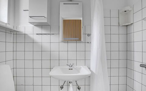 Solmaz - 3.5Km from the Sea: Mur, Luminaire Plomberie, Évier, Sol, Design Intérieur, Lavabo, Sol, Salle De Bains, Plomberie, Robinet